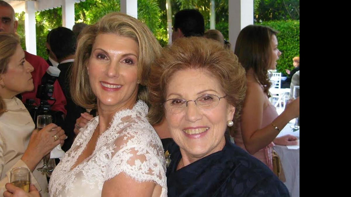 
Silvia Estapé de la Campa (der.), con su hija, Alexandra Villoch (izq.), presidenta de Miami Herald Media Company, inspiró a su familia con su fe.
