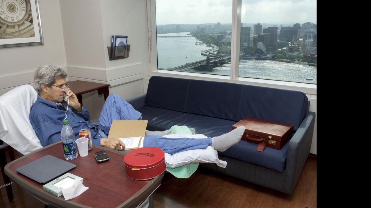 
El secretario de Estado, John Kerry, tuiteó el martes una foto de sí mismo en un hospital de Boston. “Me siento bien una semana después de mi operación. Buenas conversaciones hoy con la embajadora (consejera para la Seguridad Nacional Susan) Rice y el equipo del Departamento de Estado. El trabajo continúa!”, tuiteó Kerry.
