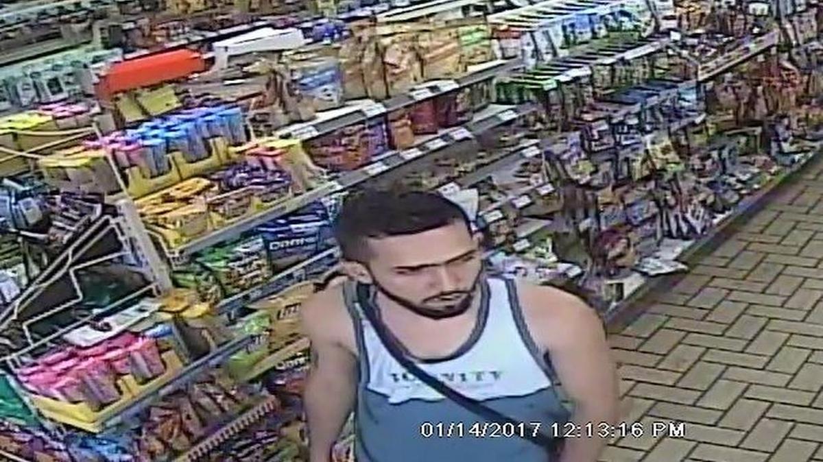 La policía de Miami-Dade está buscando a un hombre que -dicen- asaltó sexualmente a una mujer después de amenazarla con un cuchillo de cocina.