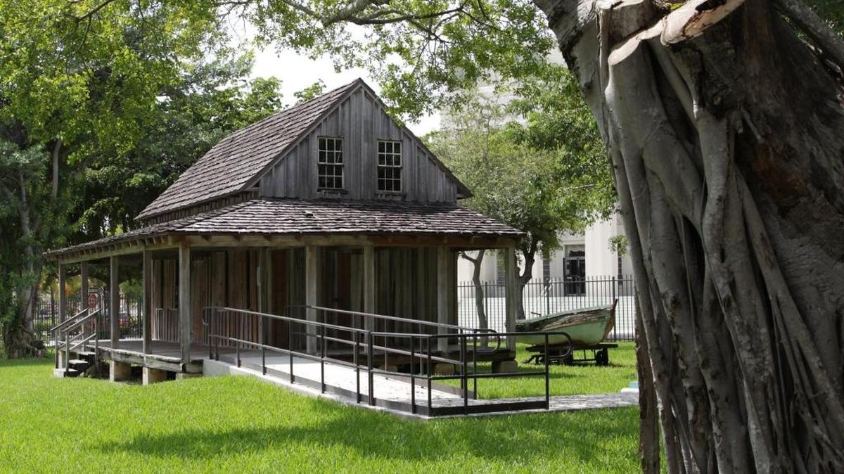 El Wagner Homestead, ubicado en Lummus Park, en el centro de Miami, es la casa más antigua de Miami-Dade. Construida en 1855, fue el hogar de uno de los primeros residentes permanentes de Miami, William Wagner.