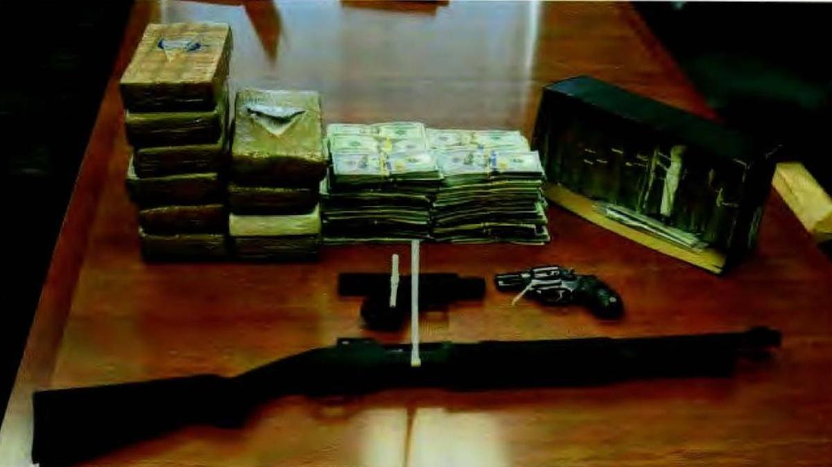 Cocaína, dolares y armas de fuego incautadas a miembros de red de distribucion en el sur de la Florida.