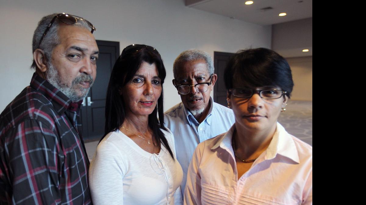 
Víctor Manuel Domínguez García, periodista independiente y Director del Centro Nacional de Capacitación Sindical y Laboral , María Elena Mir Marrero, secretaria general de la Confederación Obrera Nacional de Cuba, Omar Laffite Rojas, periodista independiente, y Elba María Carrazana, secreataria organizadora del Consejo Unitario de Trabajadores Cubanos.


