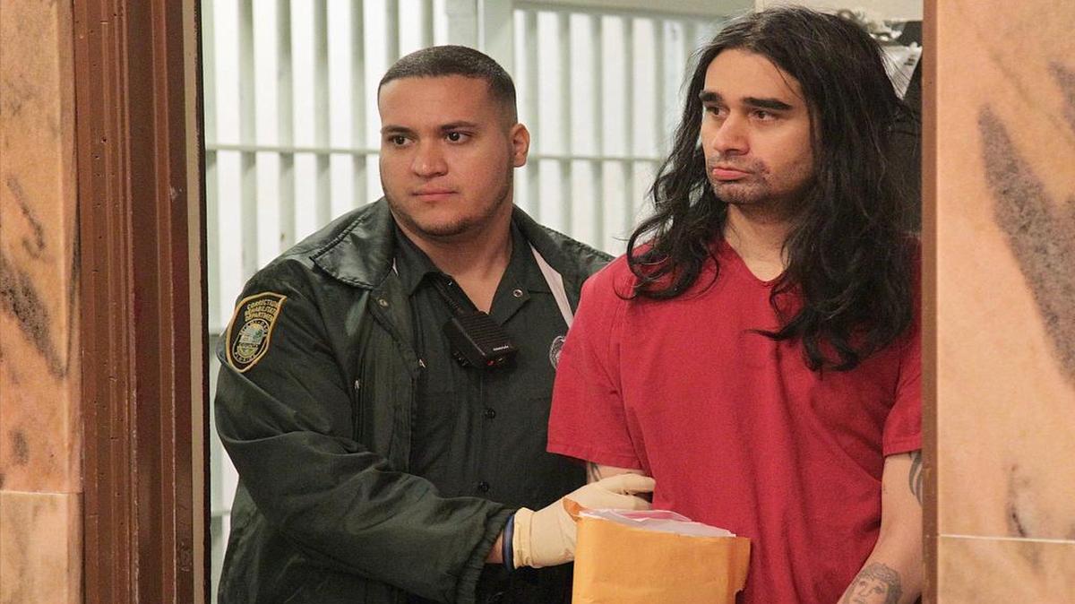 Un agente de prisiones de Miami-Dade lleva al tribunal a Derek Medina (der.), el hombre que mató a su esposa y publicó en Facebook una foto de su cadáver ensangrentado. El lunes, Medina se presentó ante el tribunal penal para una audiencia preliminar al comienzo de su juicio por asesinato en Miami.