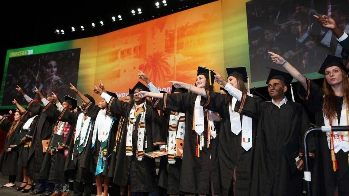 Un estudiante de la Florida se gradúa con una deuda promedio de $24,041, según un informe de LendEDU. Imagen de una graduación en la Universidad de Miami.