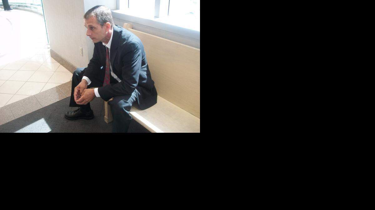 
Jesse Teplicki espera afuera de la corte en Broward. Él siembra y cosecha marihuana para uso medicinal propio, no para vender a terceros.


