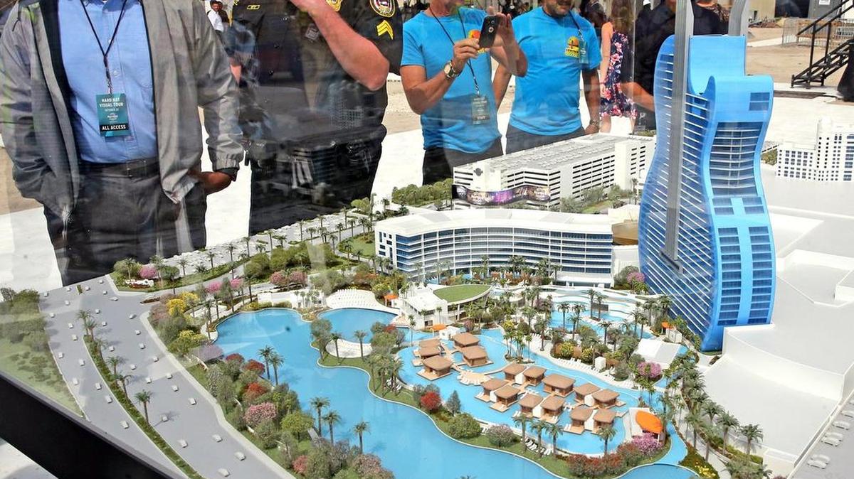 Un modelo del nuevo hotel con forma de guitarra en exhibición en un evento en el Hard Rock Casino en Hollywood, Florida, el 25 de octubre de 2017.