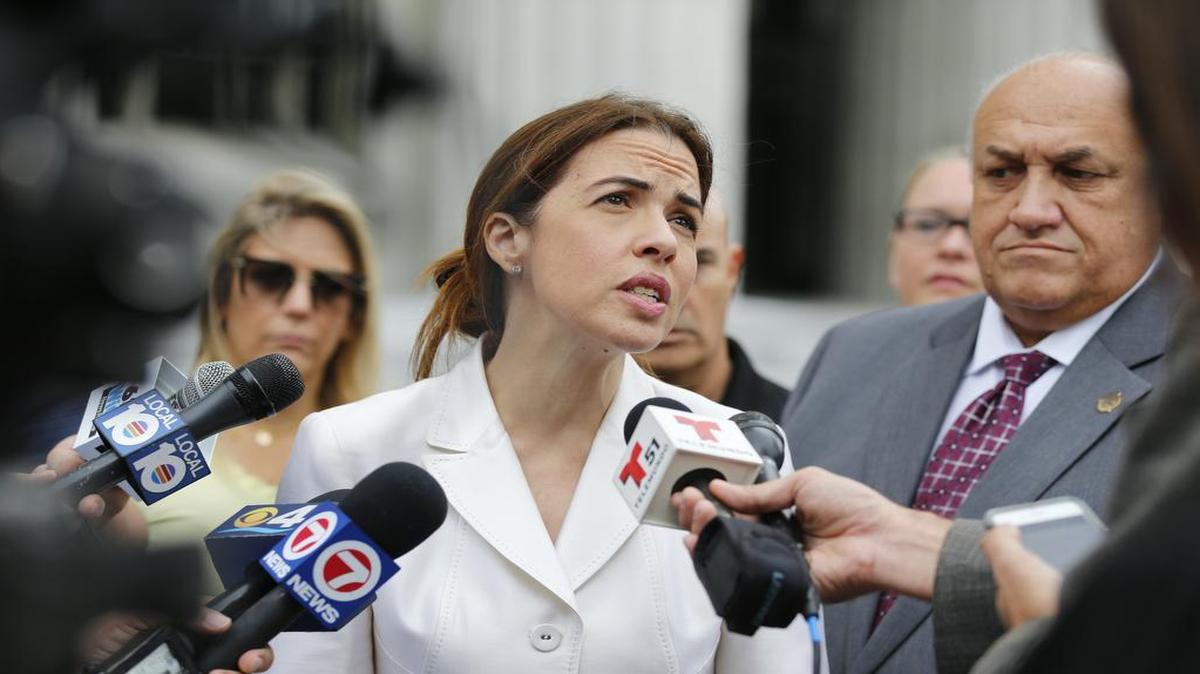 Raquel Regalado, candidata a la alcaldía de Miami-Dade habla en una conferencia de prensa frente a la corte del condado el jueves 27 de octubre.