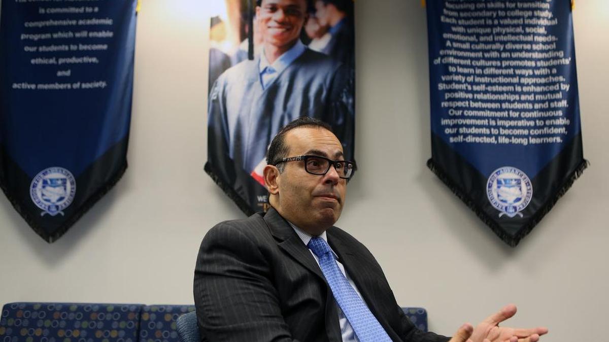 Omar Monteagudo, director de School for Advanced Studies - Miami Dade College, habla el martes sobre ese centro educativo que brinda a los estudiantes de los últimos años de secundaria una alternativa que les permite terminar más rápido la universidad.
