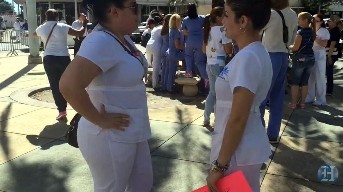 Docenas de estudiantes y empleados del Dade Medical College, reunidos en protesta, este lunes por la mañana, en las afueras de las oficinas corporativas del college en Coral Gables.