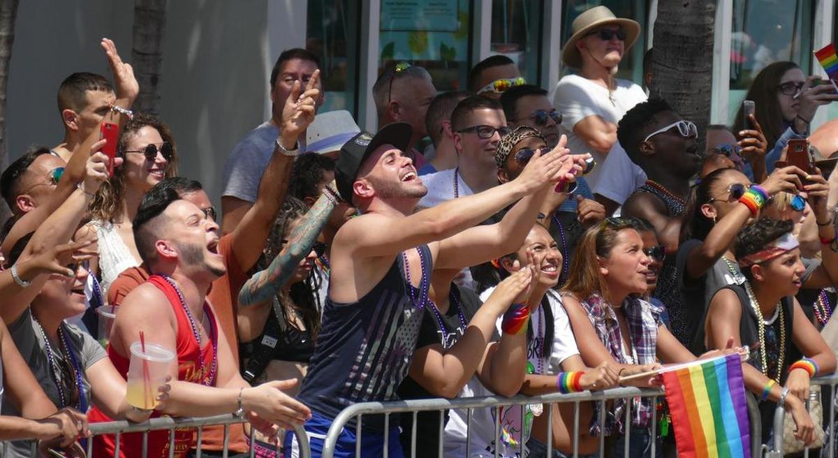 Asistentes al festival disfrutan del paso del desfile del Orgullo Gay en Miami Beach en 2018.