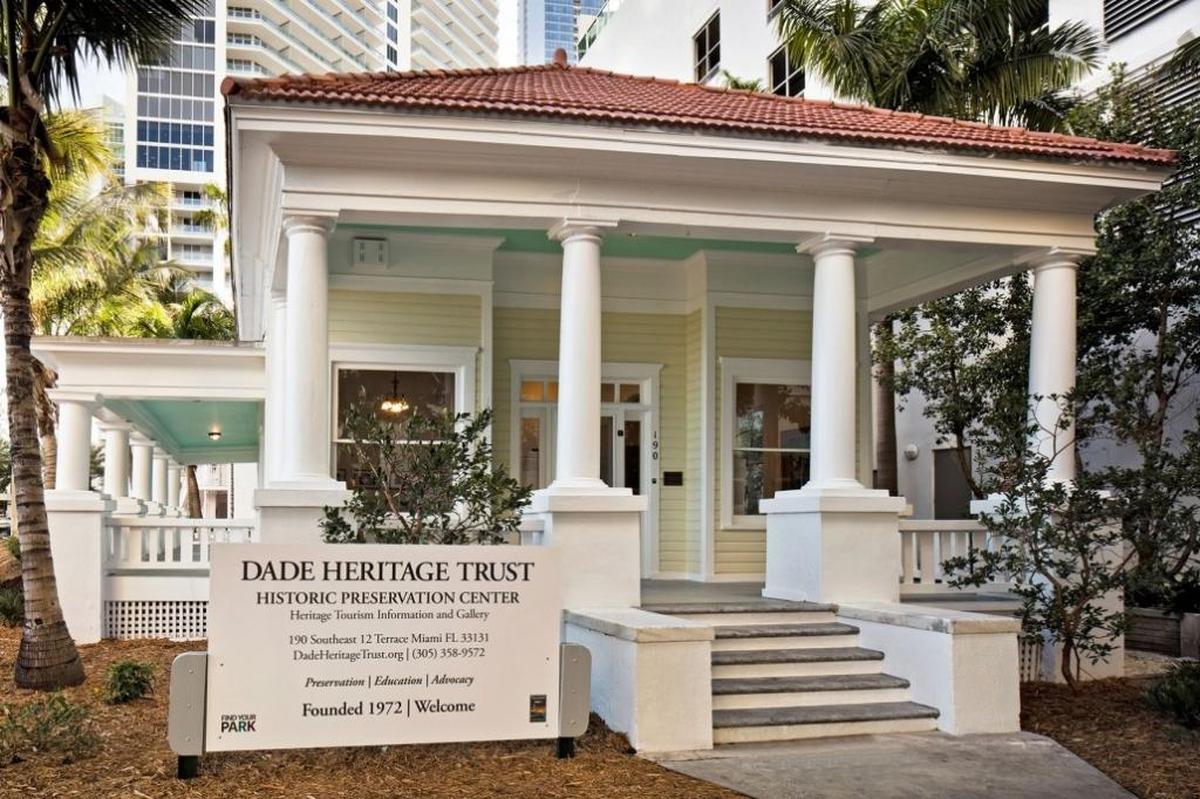 El doctor James Jackson, del cual Jackson Memorial Hospital lleva su nombre, tuvo su consultorio y sala de cirugía en este bungalow construido en 1905, que luego fue trasladado a su ubicación actual en Brickell.