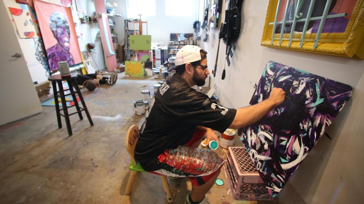 
Andrés Martínez trabaja en su espacio de Laundromat Art Space. 

