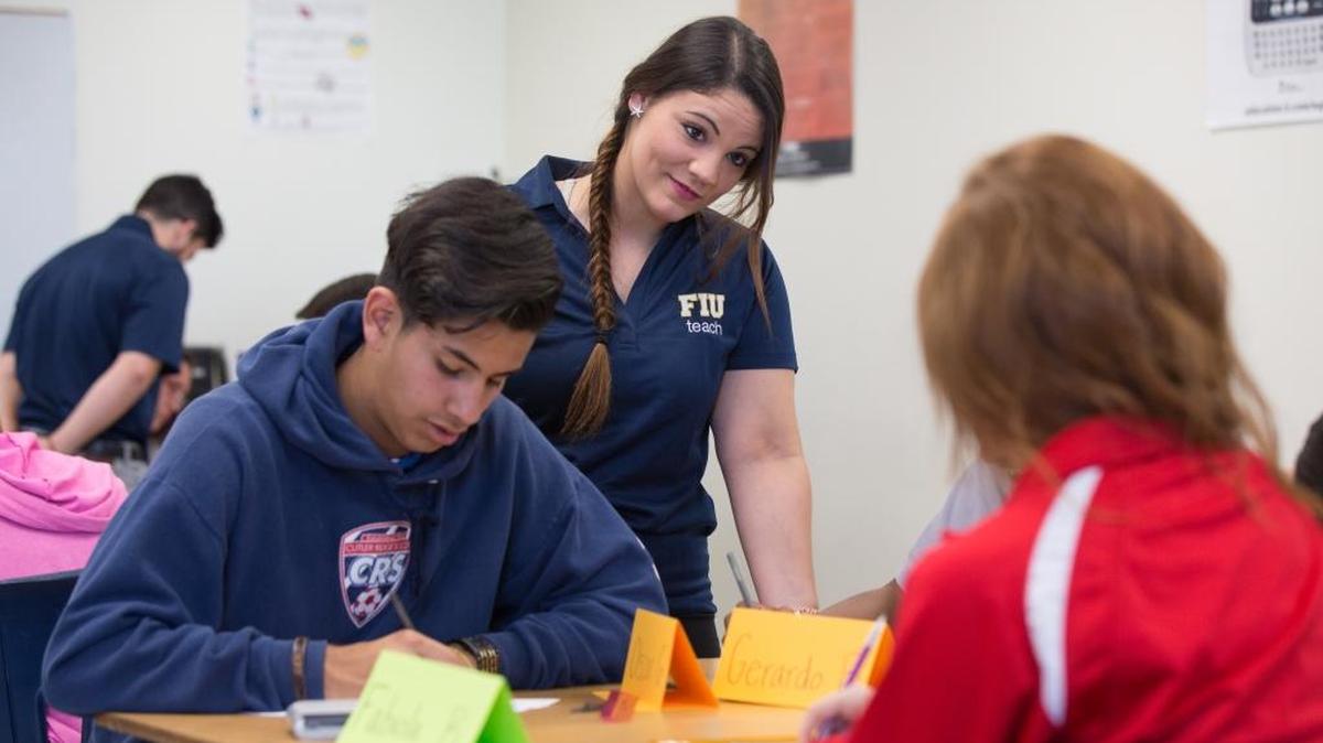 Natasha Blanch, que estudia en FIU para enseñar Matemáticas, con alumnos de Robert Morgan High.