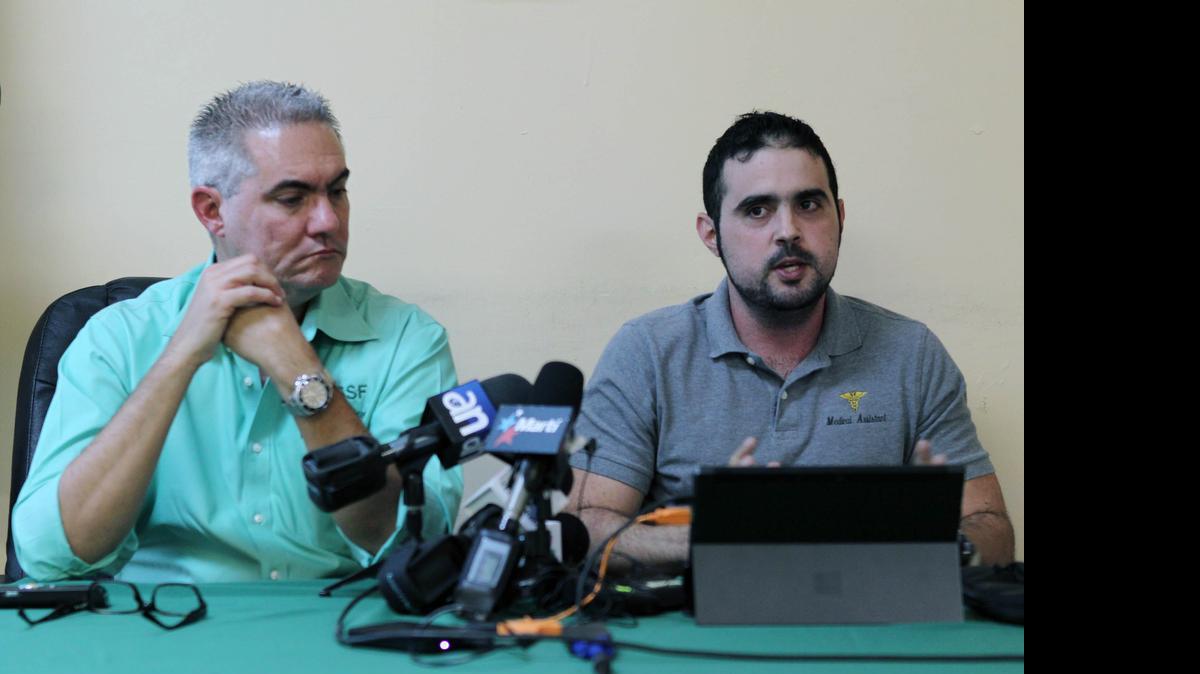 
Dr. Julio Cesar Alfonso (izq.), presidente de Solidaridad sin Fronteras, y el Dr. Yunier Hernández, durante un encuentro con los medios donde dieron a conocer la situación de los medicos cubanos que llegan a EEUU procedente de misiones en otros países.
