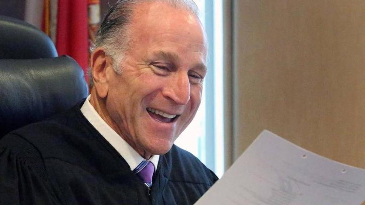 El juez Stanford Blake, con su habitual sonrisa, en el tribunal.