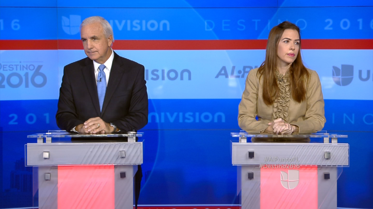 El alcalde Carlos Giménez, y la candidata Raquel Regalado, el domingo 16 de octubre durante un debate televisado por la contienda de la alcaldía de Miami-Dade.