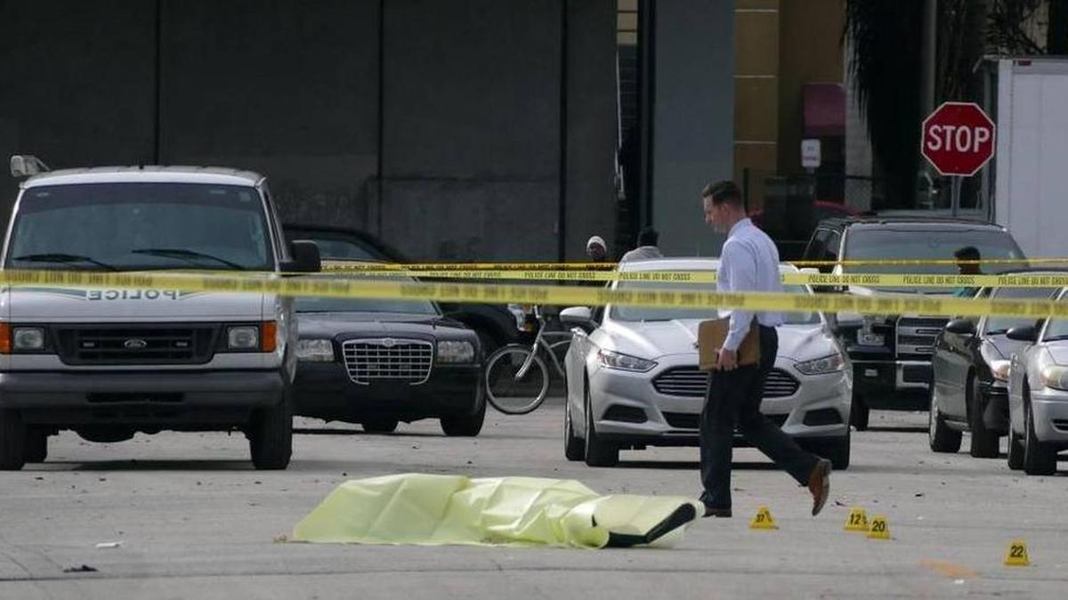 El cuerpo de Eddie Harris Jr. cubierto por una lona después de que fue asesinado a tiros el viernes, 29 de enero 2016, en 5200 NW 26 Ave. en Miami.