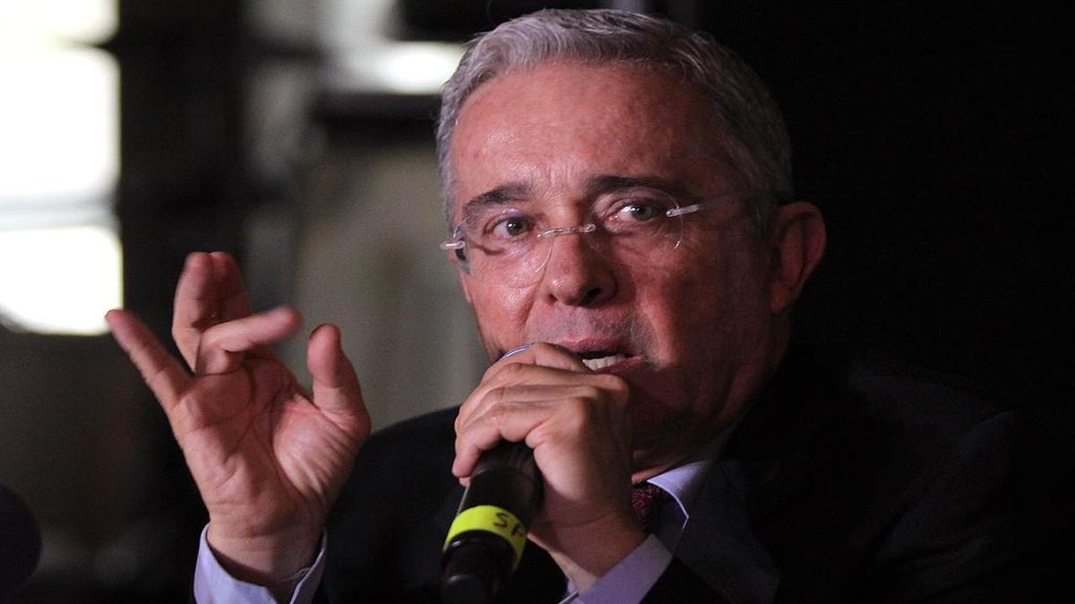 El senador y ex presidente colombiano Álvaro Uribe habla el viernes con la prensa en Miami. 