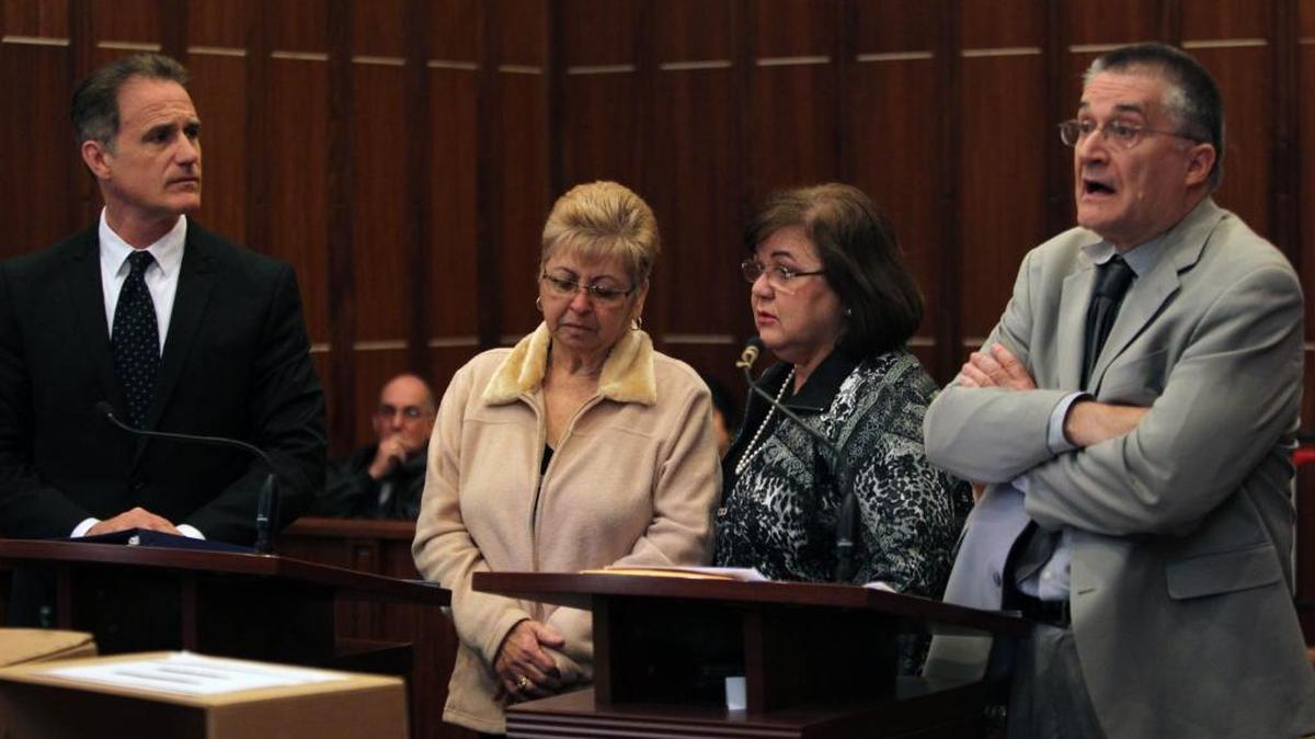 De izquierda a derecha, Scott Egleston abogado de Zobeida González, González su lado, María Juncosa, traductora de la corte y el fiscal Santiago Aroca, durante la audiencia en cual se declaró culpable González por en la muerte del pequeño Jonathan Feliciano, el 19 de febrero del 2015
