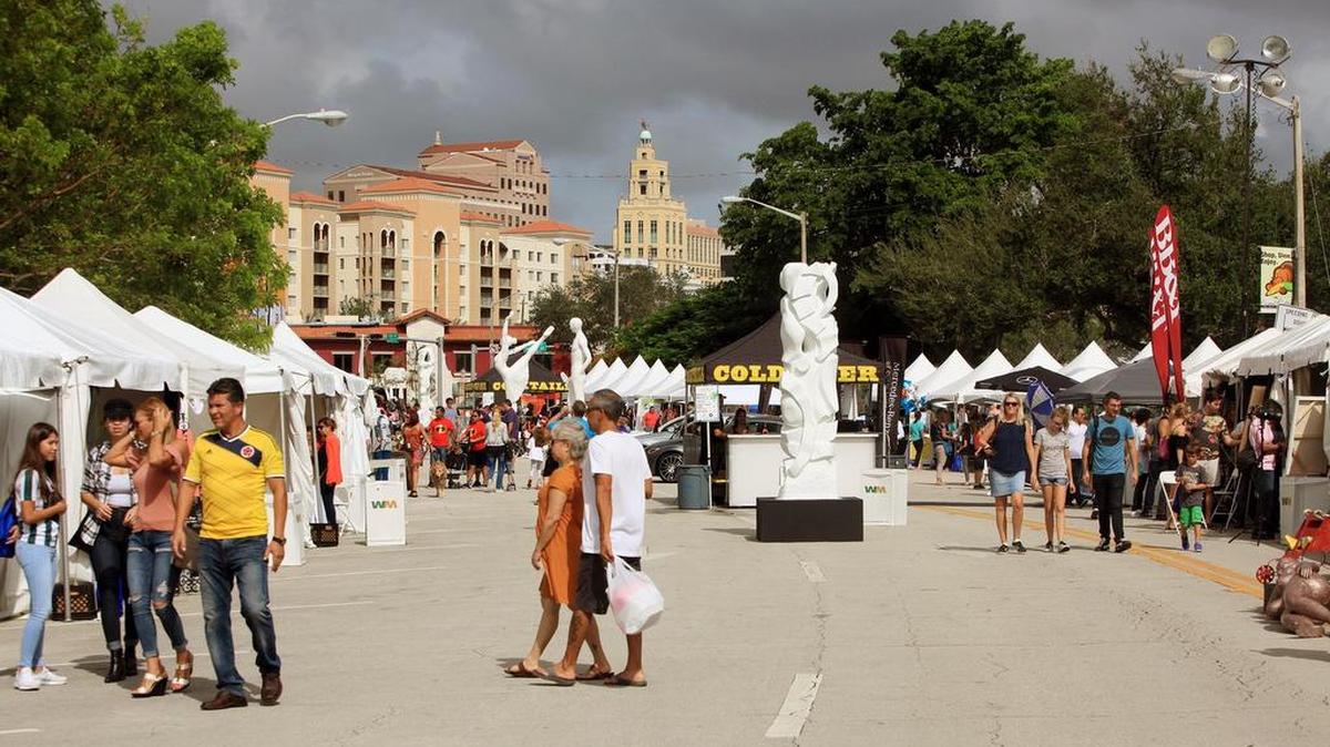El público pasó por los quioscos de comida y artesanía en el Festival que continúa este domingo en Coral Gables.