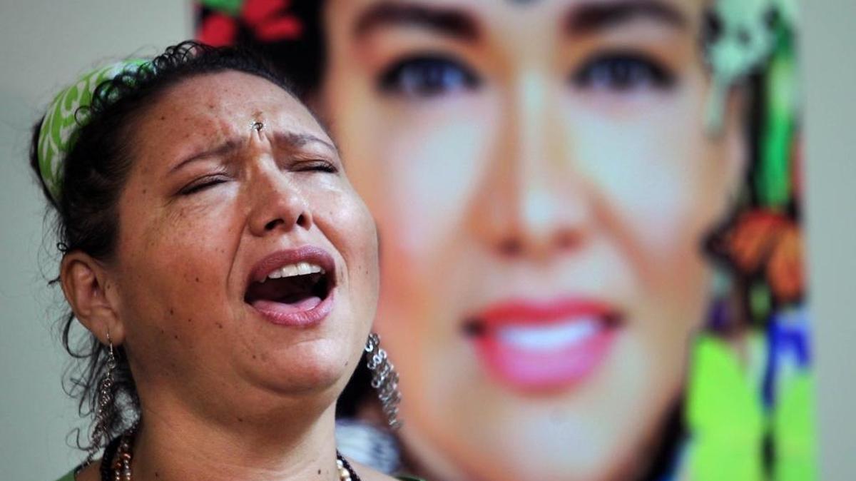 
Johana canta emocionada la canción “Ábrete Corazón” durante la inauguración de la muestra “Metamorfosis: Ángeles & Mariposas” el viernes.


