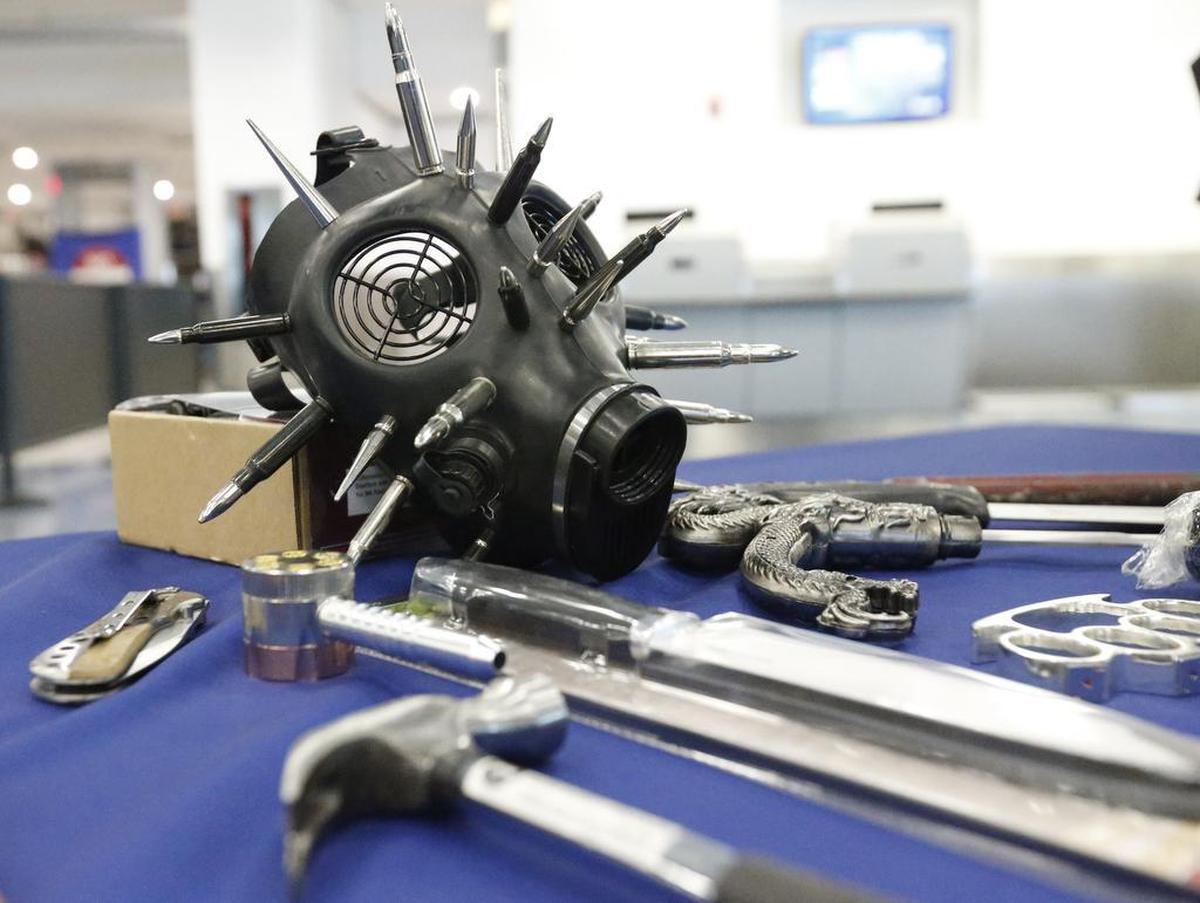 Una muestra de objetos prohibidos que han sido decomisados por agentes de TSA en el Aeropuerto Internacional de Miami.