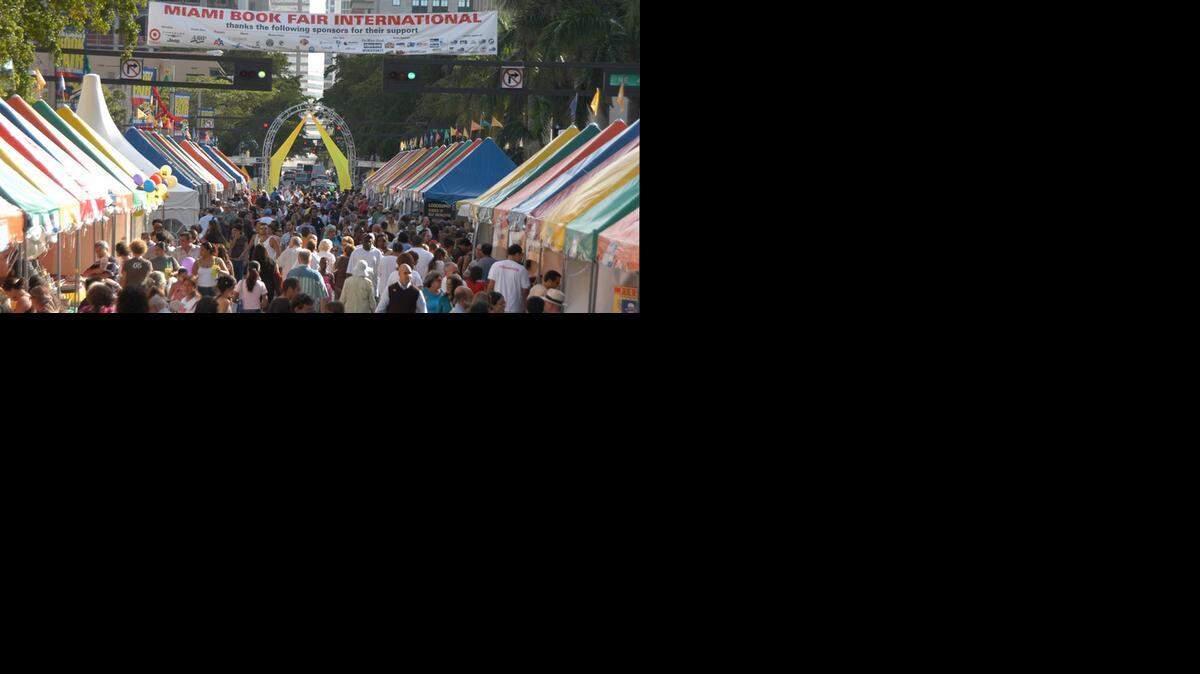 
La Feria Internacional del Libro de Miami reune a famosos autores de todas partes del mundo junto a un público ávido por recoger lo más nuevo, o lo más clásico, del mundo literario.
