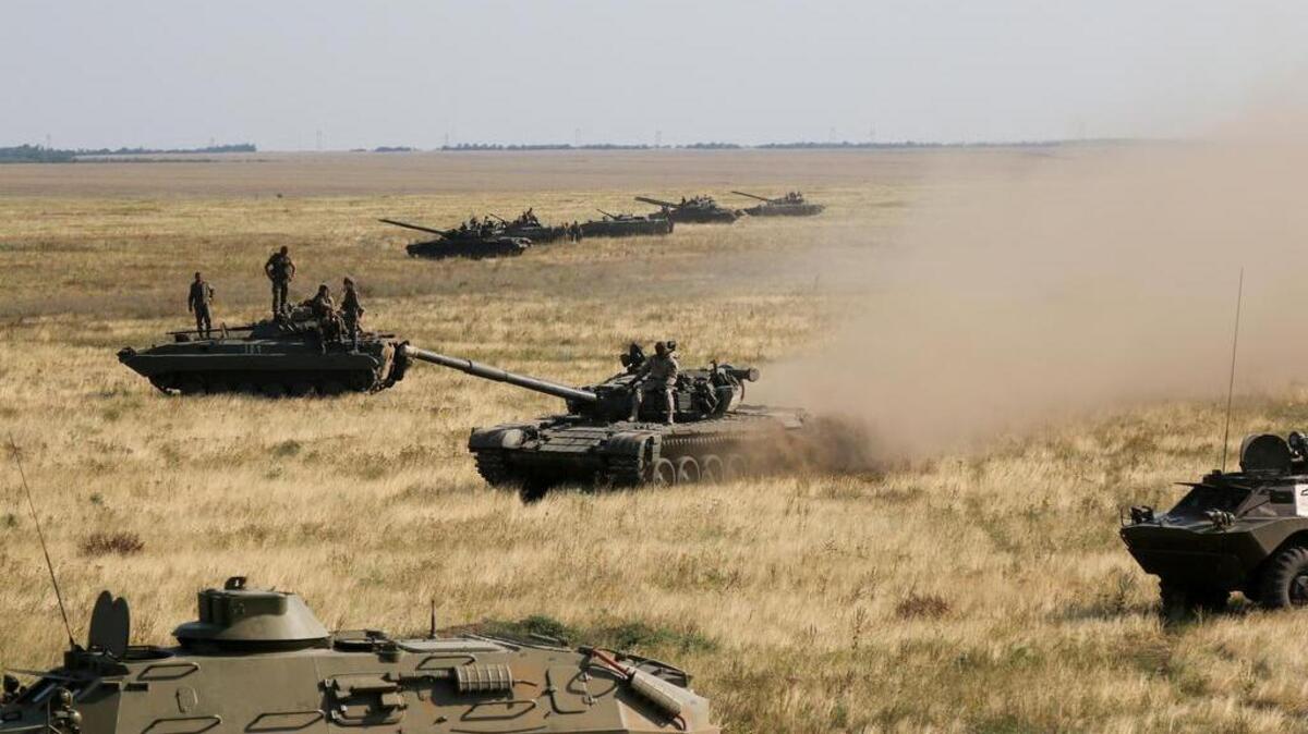Tanques y transportes blindados avanzan el viernes sobre la frontera –de facto– entre Ucrania y Crimea cerca de Kherson, en el sur de Ucrania.