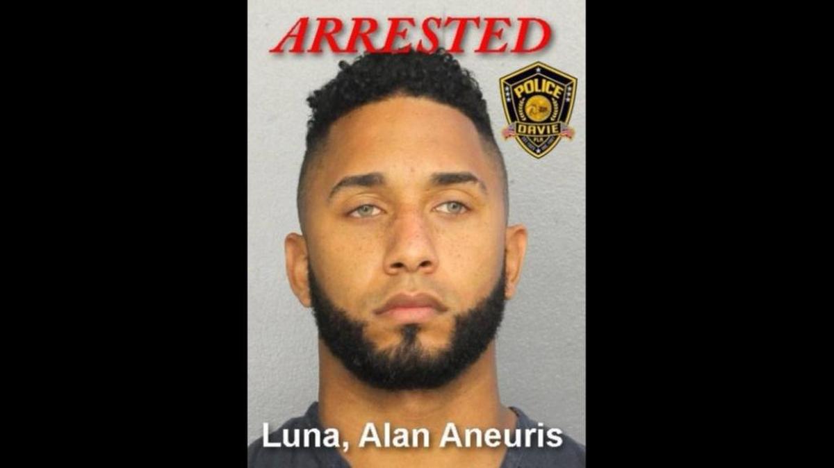 Alan Luna fue arrestado este lunes por dejar a sus hijos encerrados dentro de un carro en Davie, Broward.