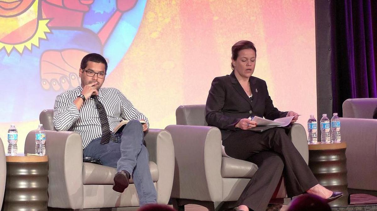 El periodista salvadoreño Oscar Martínez (i), autor del libro "La bestia", escucha a la directiva para las Américas de Amnistía Internacional de EEUU, Marselha Goncalves Margerin, este viernes 1 de abril 2016, en la 51 Reunión General Anual de la sección estadounidense de Amnistía Internacional (AIUSA) en Miami, Florida (EE.UU).