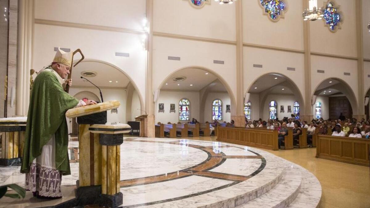 El arzobispo Thomas Wenski ofrece una misa en agradecimiento al trabajo de las empleadas domésticas en la Catedral St. Mary, en Miami este domingo.