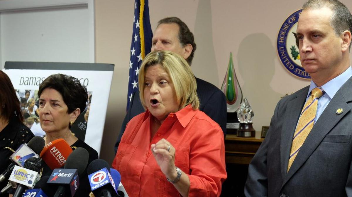 
Políticos republicanos de Florida afirmaron hoy en Miami que al "regalo" de la embajada estadounidense en Cuba no se sumará el del levantamiento de las sanciones a la isla, pues el presidente Barack Obama carece de los votos en el Congreso para acabar con el embargo. "Cada vez que hay una votación en la Legislatura para eliminar las sanciones a la isla, hay más votos para mantenerlas", aseguró hoy la congresista Ileana Ros-Lehtinen, de orige cubano. En una conferencia de prensa, la representante por Florida y su colega Mario Díaz-Balart describieron como "otro regalo de Obama al régimen de los Castro" la apertura oficial de la embajada estadounidense en La Habana por parte del secretario de Estado, John Kerry, prevista para este viernes.
