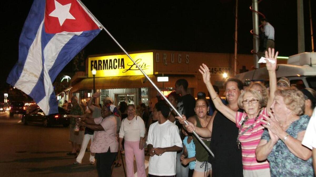 Fotografía de archivo del 1 de agosto de 2006, un grupo de cubanoamericanos de Miami celebra la noticia procedente de Cuba, de que Fidel Castro delegaba el poder tras ser sometido a una complicada operación quirúrgica.