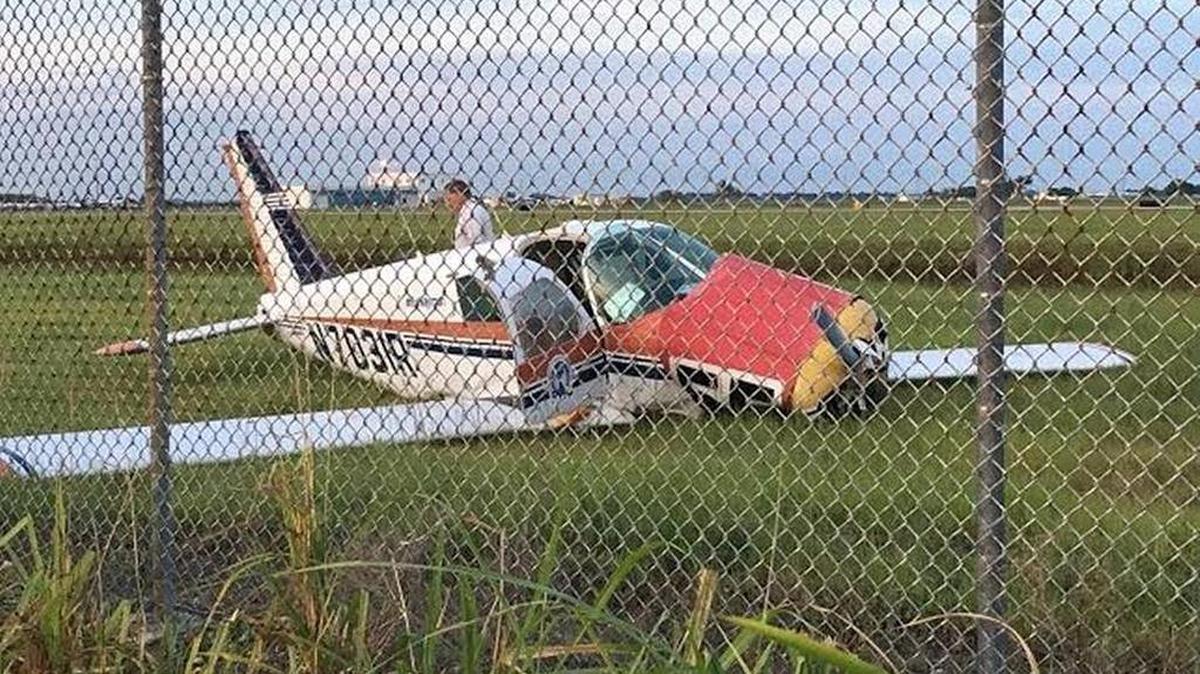 Un pequeñp avión aterrizó precipitadamente, rebotando a lo largo de la pista 36 en el Aeropuerto General de Aviación de Homestead el lunes por la tarde.