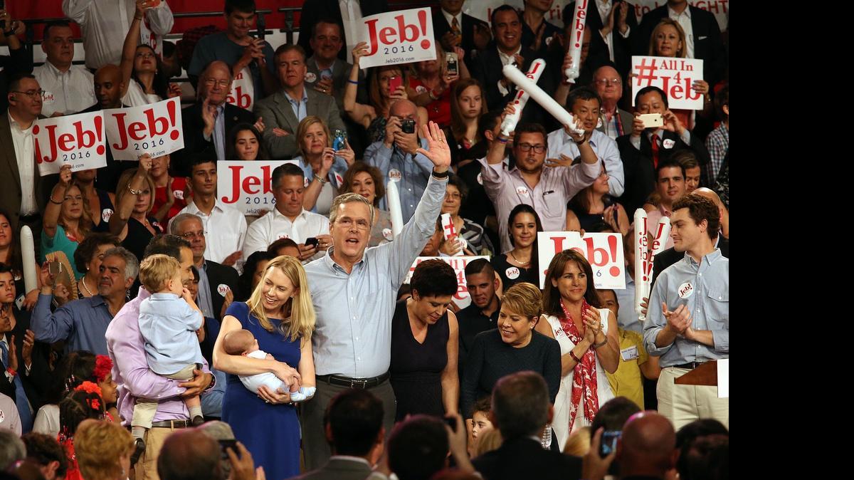 
Jeb Bush rodeado de su familia saluda a sus simpatizantes.
