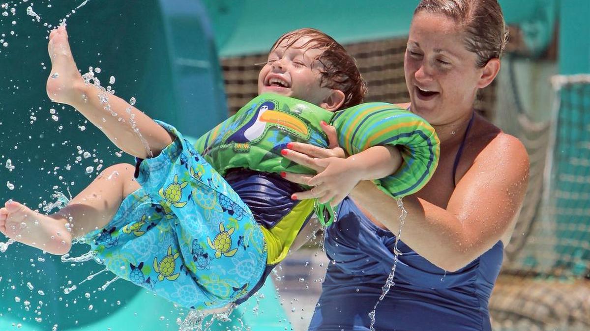 Kelley Clark juega con su hijo Grayson, de 3 años, en el parque acuático Shipwreck Cove de Miami Shores, el 8 de junio del 2015.