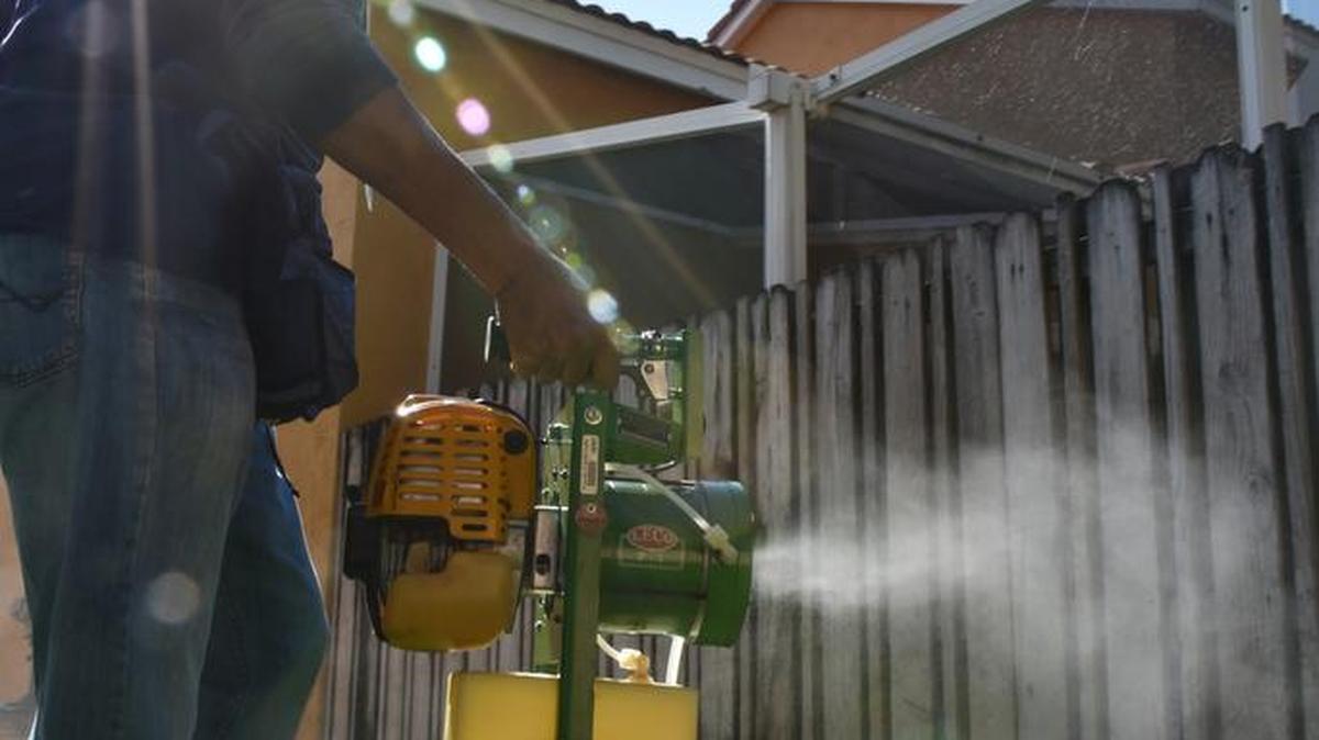 Larry Smart, un inspector de mosquitos de Miami-Dade, utiliza un nebulizador en aerosol para matar mosquitos en el Condado de Miami-Dade, Florida, el jueves 26 de mayo de 2016.