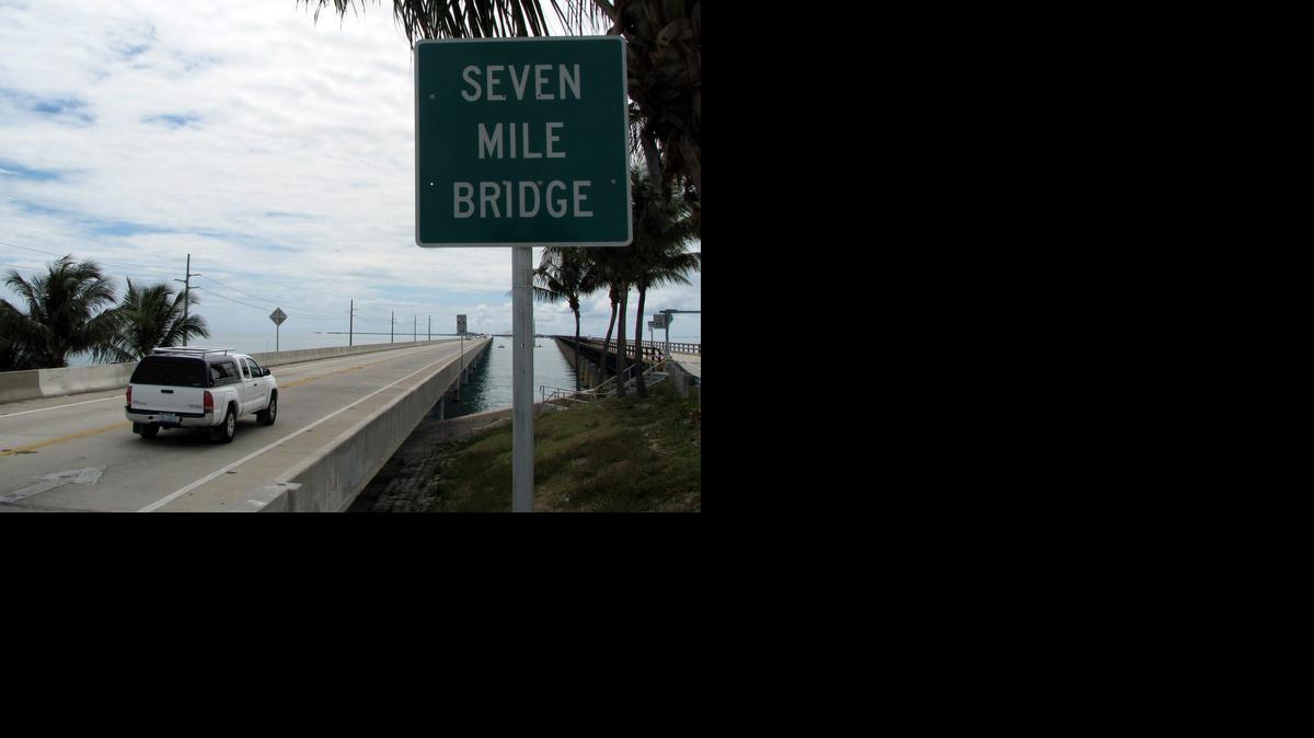 
Un auto cruza la entrada del puente de Siete Millas en dirección a Cayo Hueso, la población más al sur de EEUU. 


