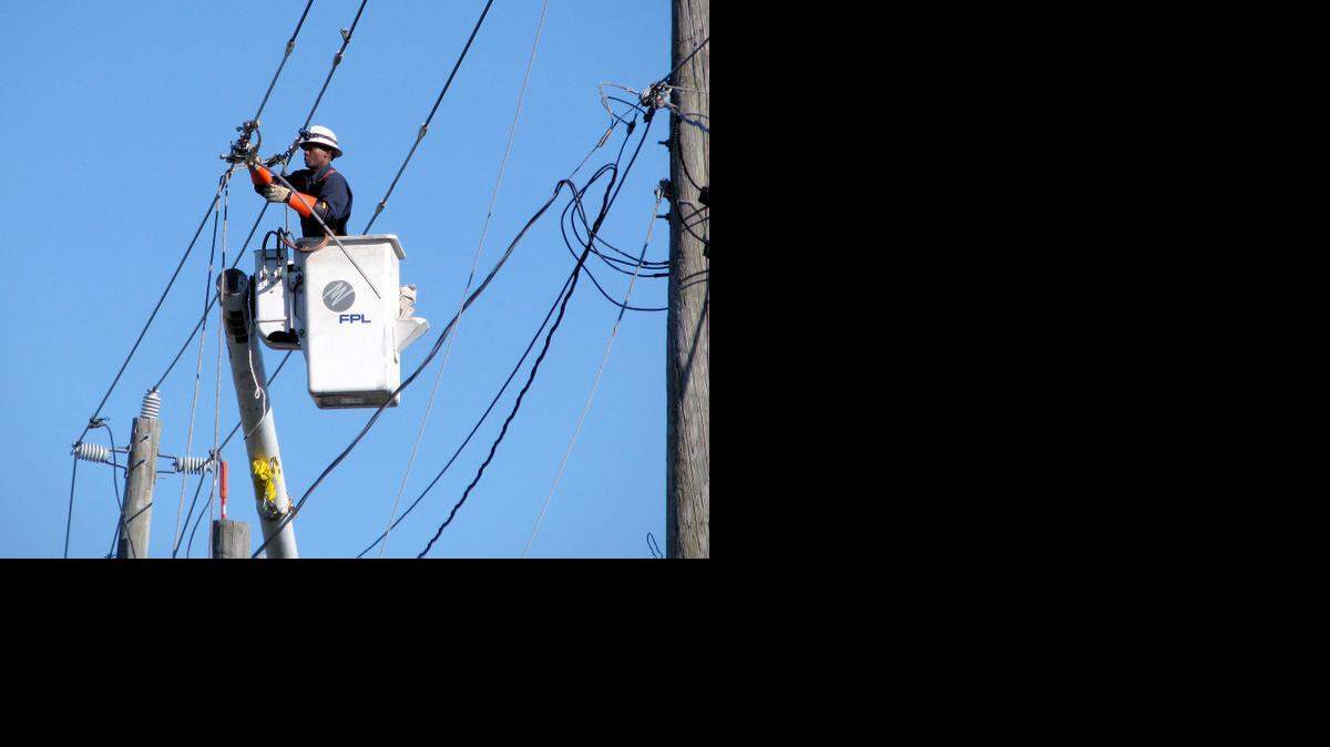 
Un técnico de FPL repara un cable de alta tensión en la zona donde se incendió una vivienda en el oeste de Hialeah.
