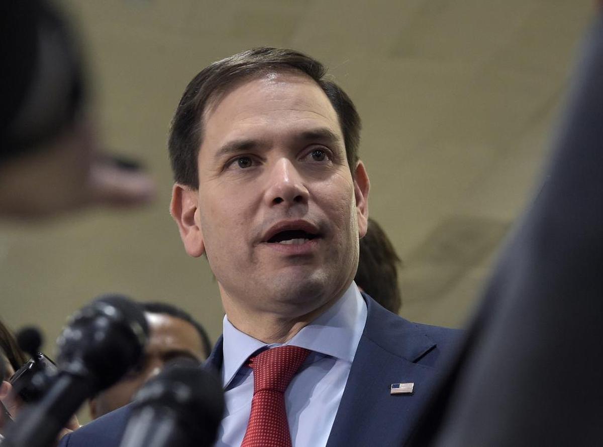 El senador de Florida, Marco Rubio, habla con periodistas el 7 de abril de 2017 en Washington D.C.