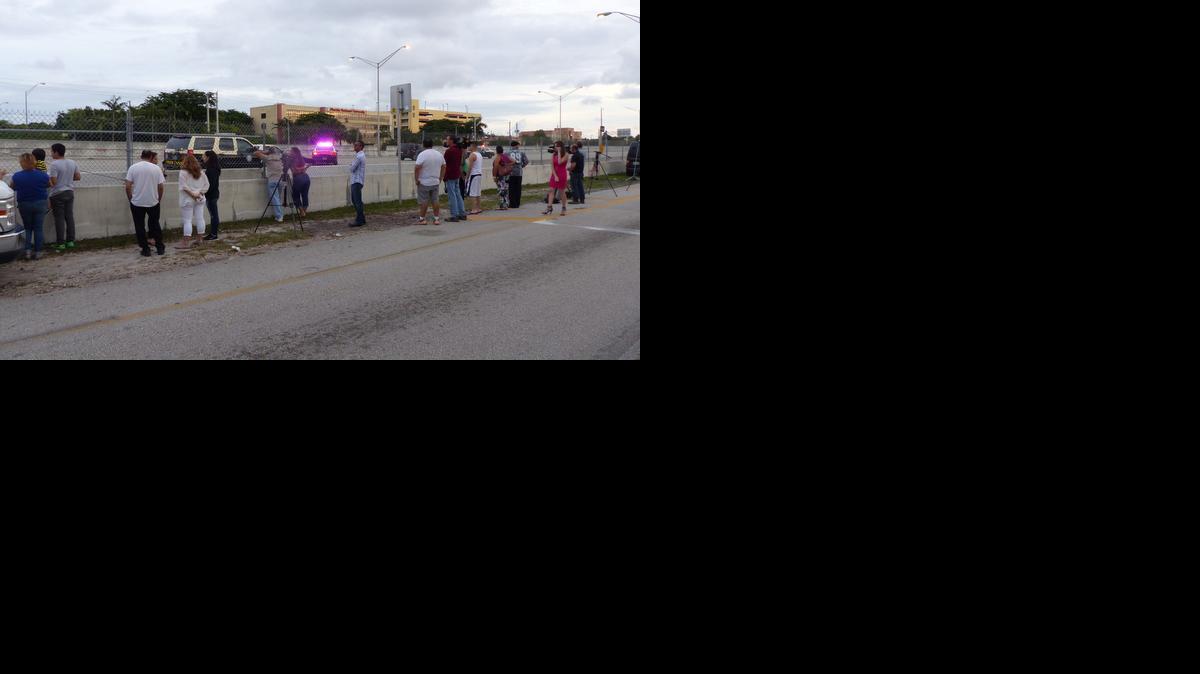 Una multitud se reúne en la autopista Palmetto y la calle 103º en Hialeah. La mujer murió por tráfico inminente en los carriles hacia el sur de la autopista intentando cruzar la carretera con 7 niños . La madre murió en la escena, y 2 de los 7 niños se encuentran en estado crítico.
