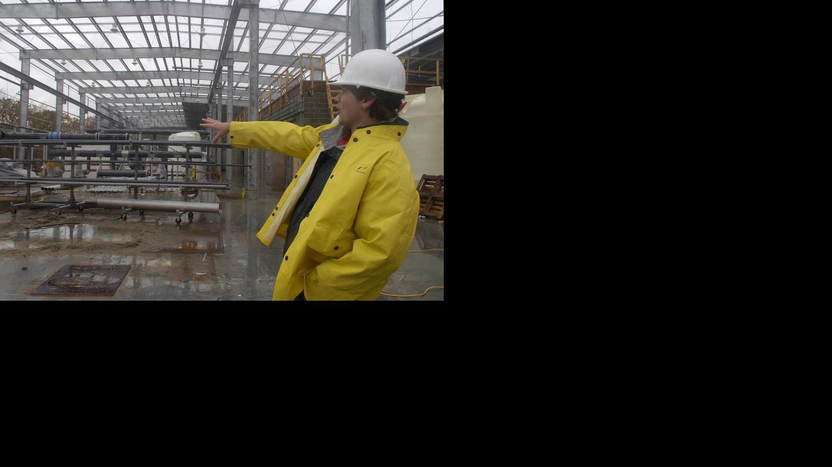 
Ryan Byrnes, ingeniero de proyectos, muestra las labores de construcción de la planta de Massachusetts en noviembre del 2007.


