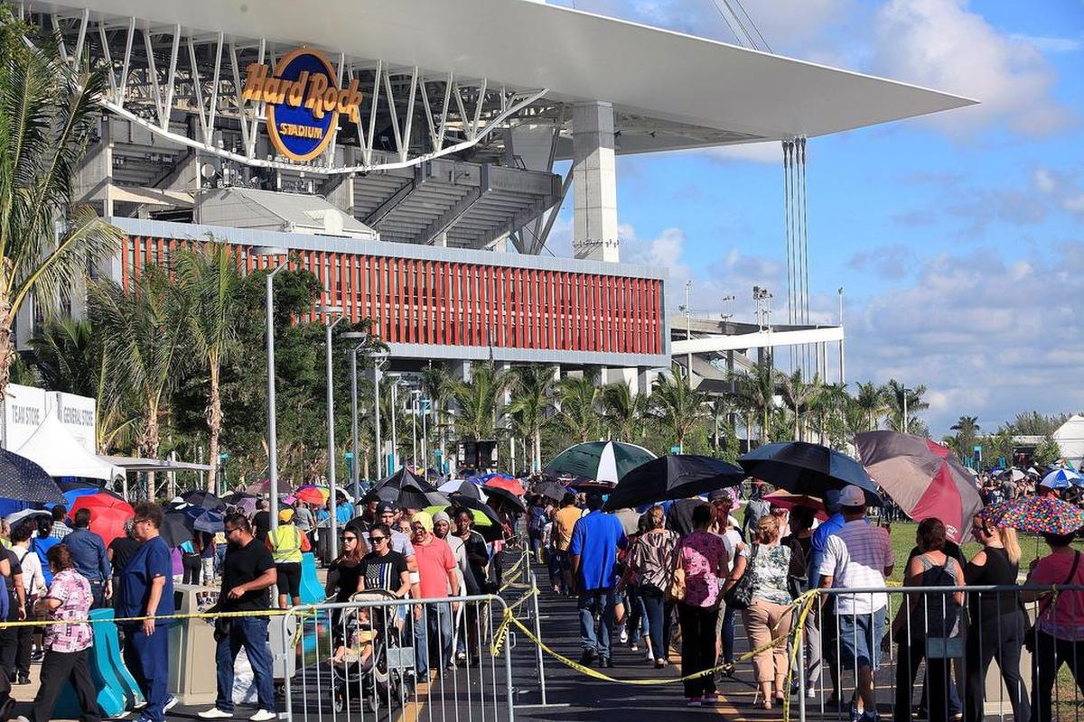 Miles de personas hicieron fila el jueves en el Estadio Hard Rock durante el último día de un programa de distribución de cupones de alimentos por emergencia.