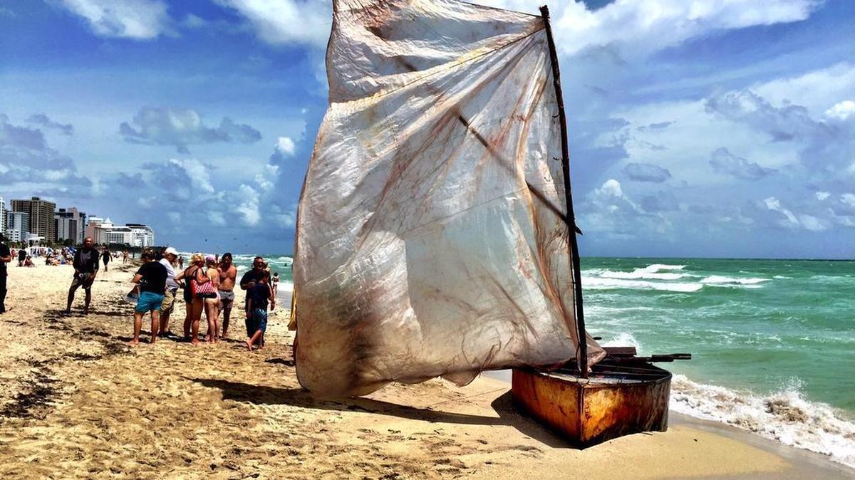 Foto de archivo. Doce cubanos llegaron el 15 de septiembre del 2015 a la costa de Miami Beach en esta pequeña embarcación de unos nueve pies de largo. 