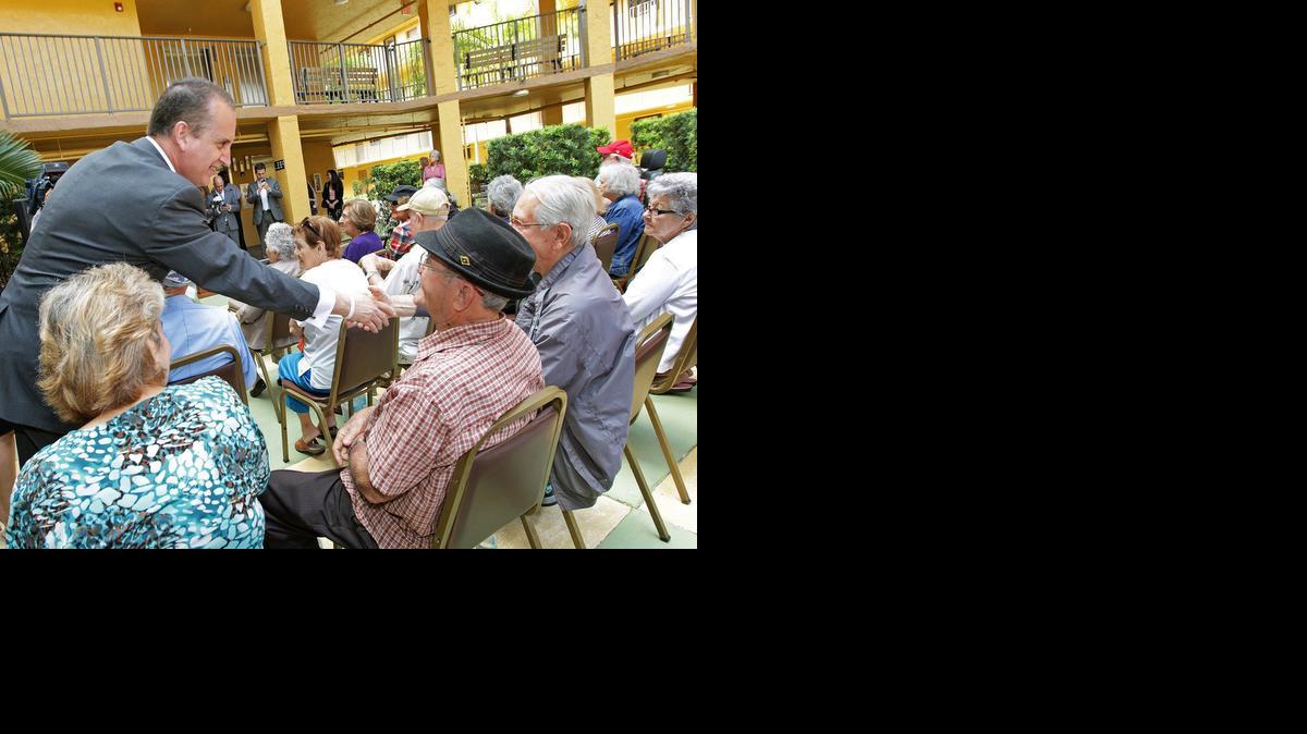 El congresista Mario Díaz-Balart visita y comparte con personas de la tercera edad en el complejo de viviendas públicas La Esperanza en Hialeah. Diaz-Balart fue recientemente nombrado presidente de la Subcomisión de Asignaciones de Vivienda, Transporte y Desarrollo Urbano del Congreso estadounidense.