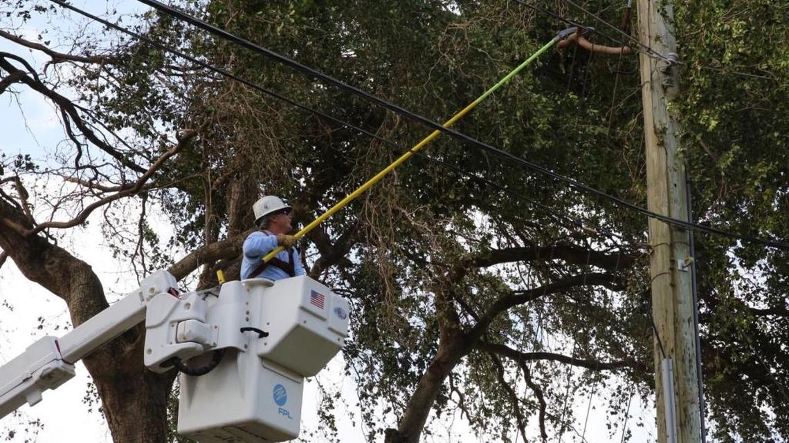 Cientos de miles de viviendas y negocios en Miami-Dade y Broward estaban sin electricidad el lunes por la mañana. Las autoridades y la Florida Power & Light se aprestan a evaluar los daños y comenzar las reparaciones.