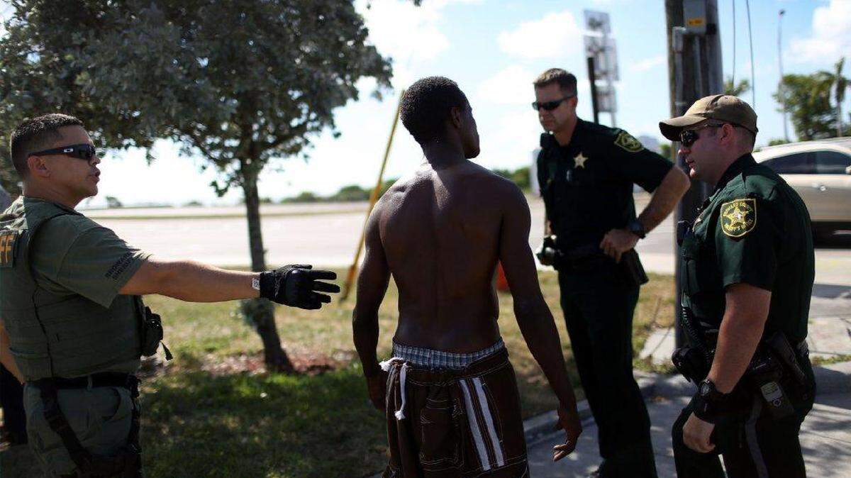 
Agentes de la policía detienen a un hombre sospechoso de estar bajo la influencia de la droga Flakka en Pompano Beach, el pasado junio. Broward es el condado con más casos relacionados al abuso de la nueva droga.
