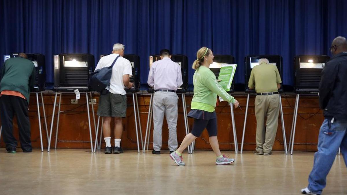 Electores de Miami Shores en un colegio electoral en noviembre del 2014.