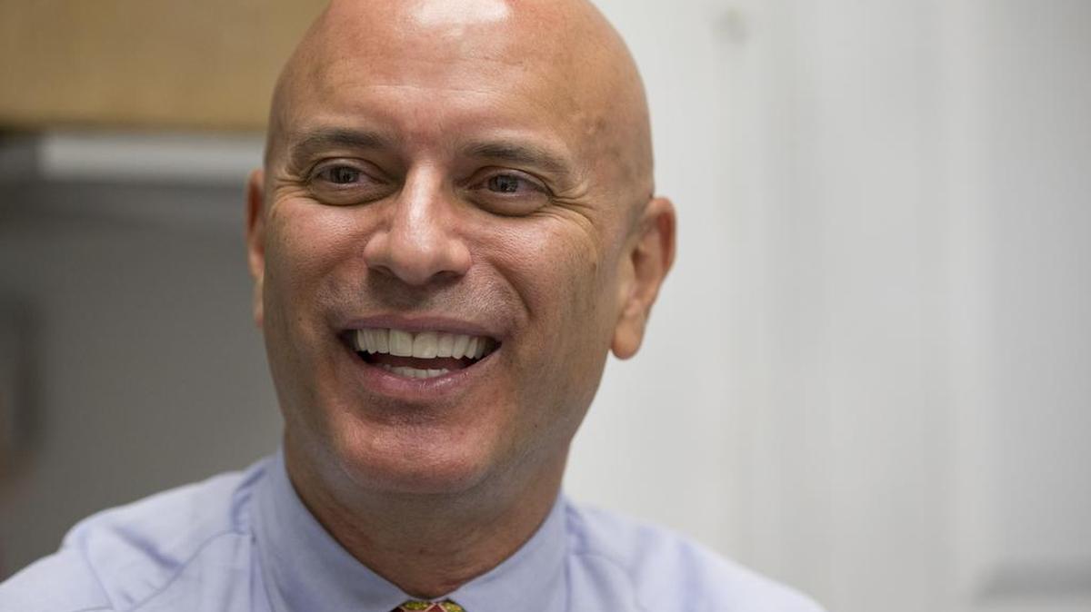 “En muchos sentidos es como si hubiéramos ganado la lotería”, dice Tim Canova del apoyo financiero recibido para enfrentarse a la congresista Debbi Wasserman Schultz en la primaria demócrata en Florida.