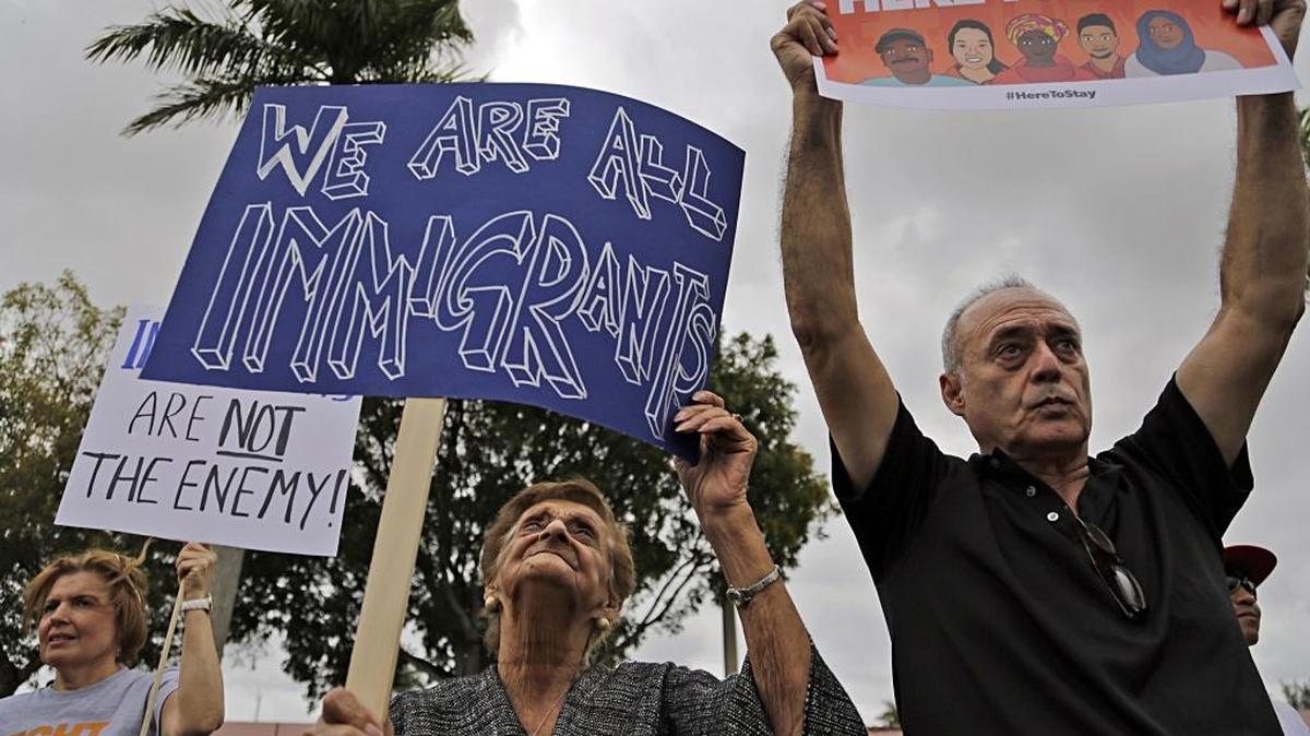 Teresa Sarmiento, de 85 años, y su hijo Miguel, protestan junto con otros manifestantes frente al Broward Transitional Center en enero contra la política de Inmigración del presidente Donald Trump.